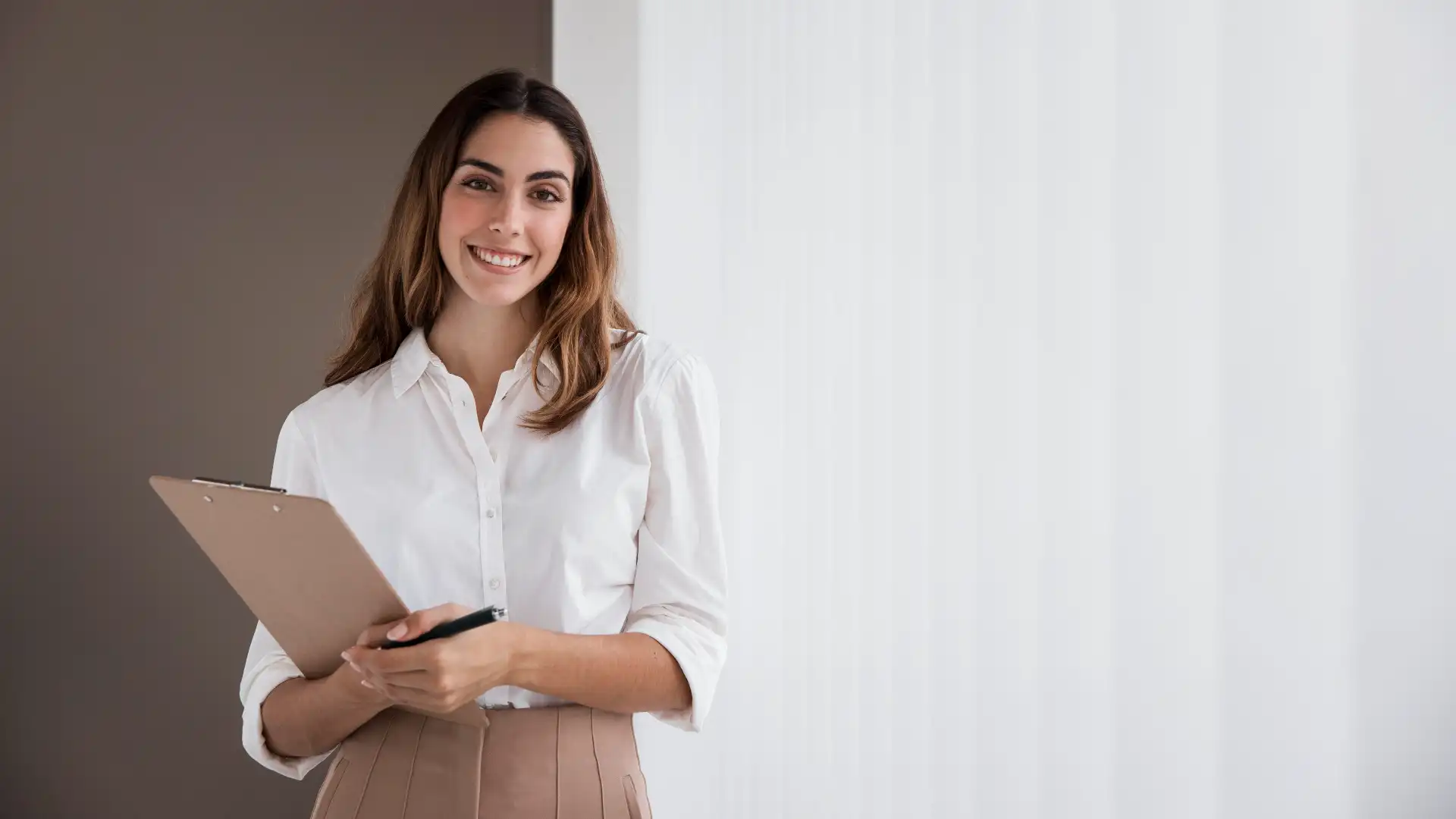 elegant-businesswoman-holding-clipboard-with-copy-space elegant-businesswoman-holding-clipboard-with-copy-space